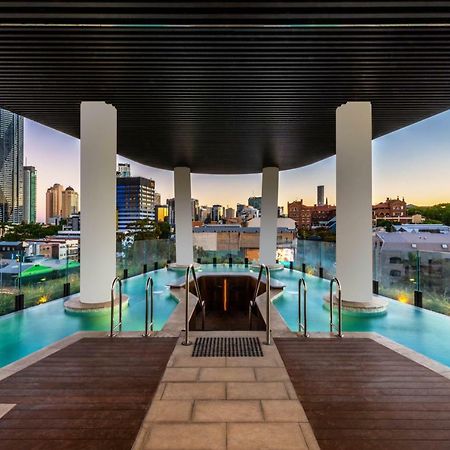 Fv By Peppers Aparthotel Brisbane Eksteriør bilde The pool at the rooftop of the Emporium South Bank