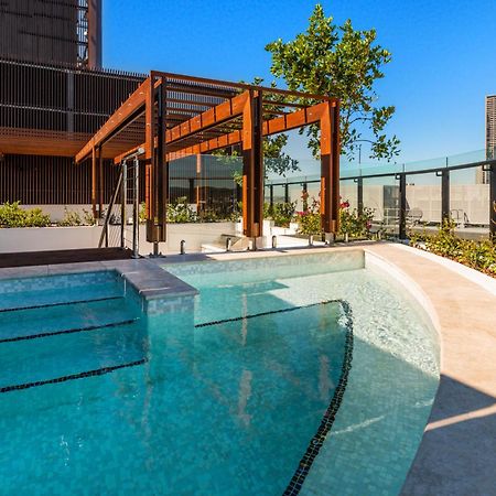 Fv By Peppers Aparthotel Brisbane Eksteriør bilde The rooftop pool at the Emporium Hotel South Bank
