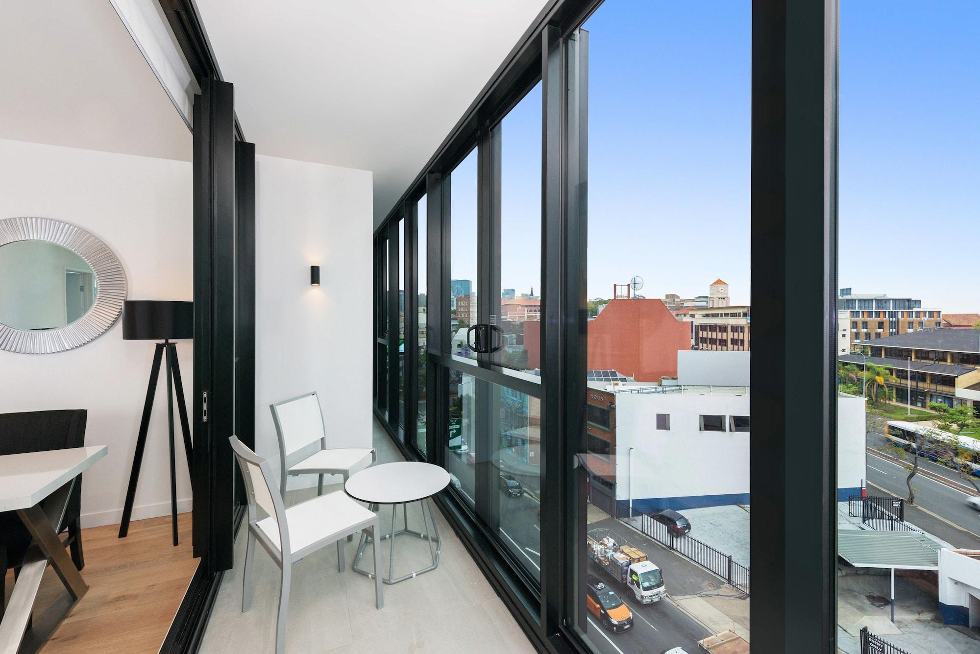 Fv By Peppers Aparthotel Brisbane Eksteriør bilde A balcony in an apartment