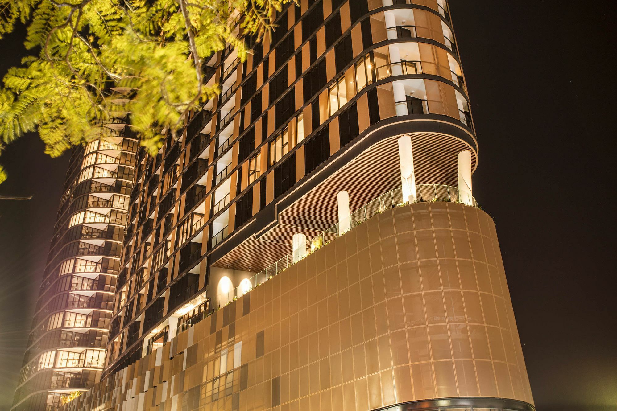 Fv By Peppers Aparthotel Brisbane Eksteriør bilde The building at night