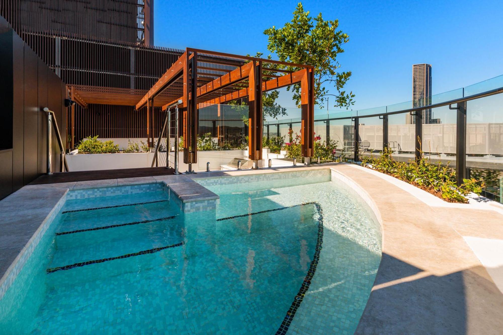 Fv By Peppers Aparthotel Brisbane Eksteriør bilde The rooftop pool at the Emporium Hotel South Bank
