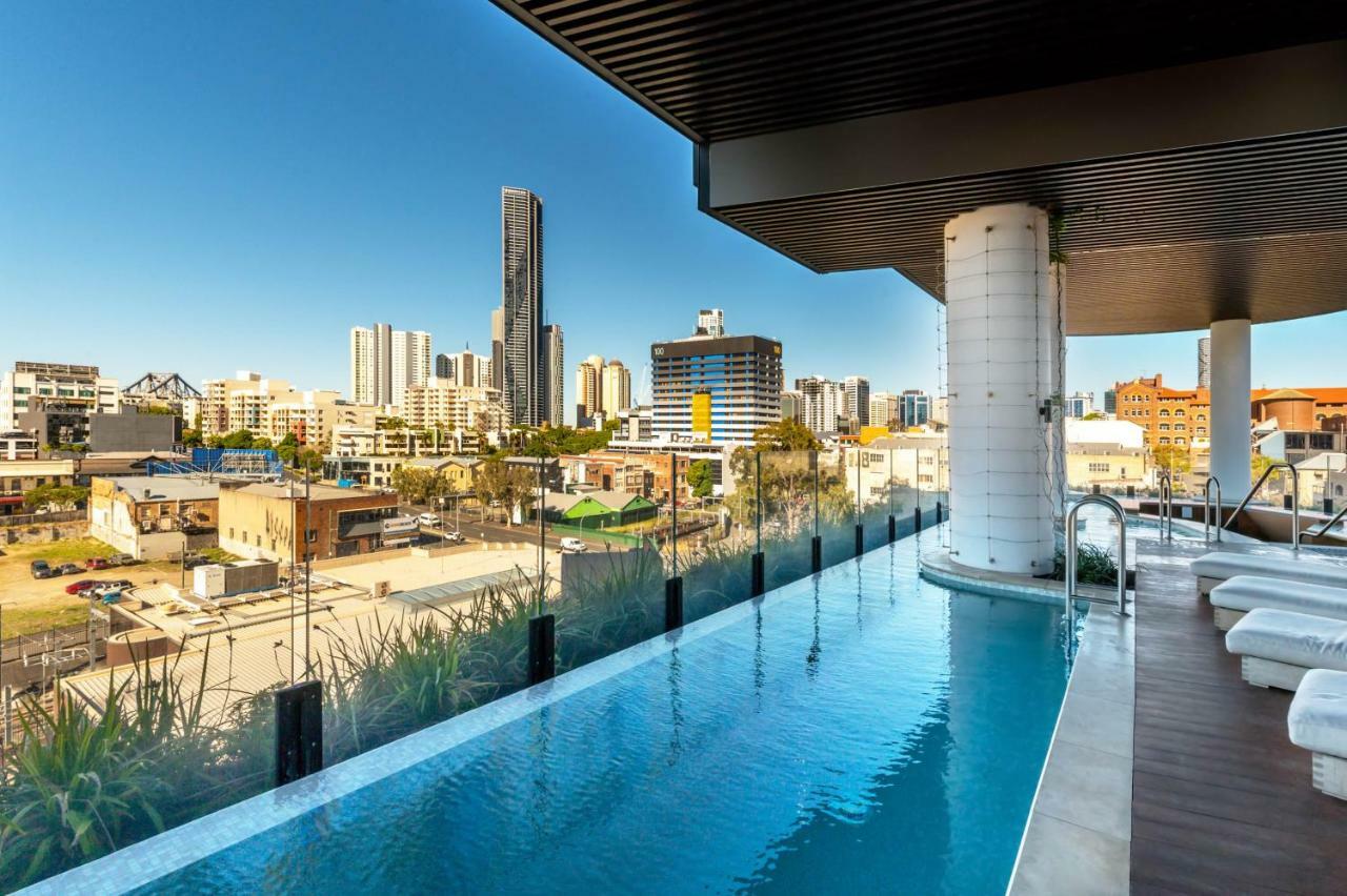 Fv By Peppers Aparthotel Brisbane Eksteriør bilde The rooftop pool at Emporium Southbank