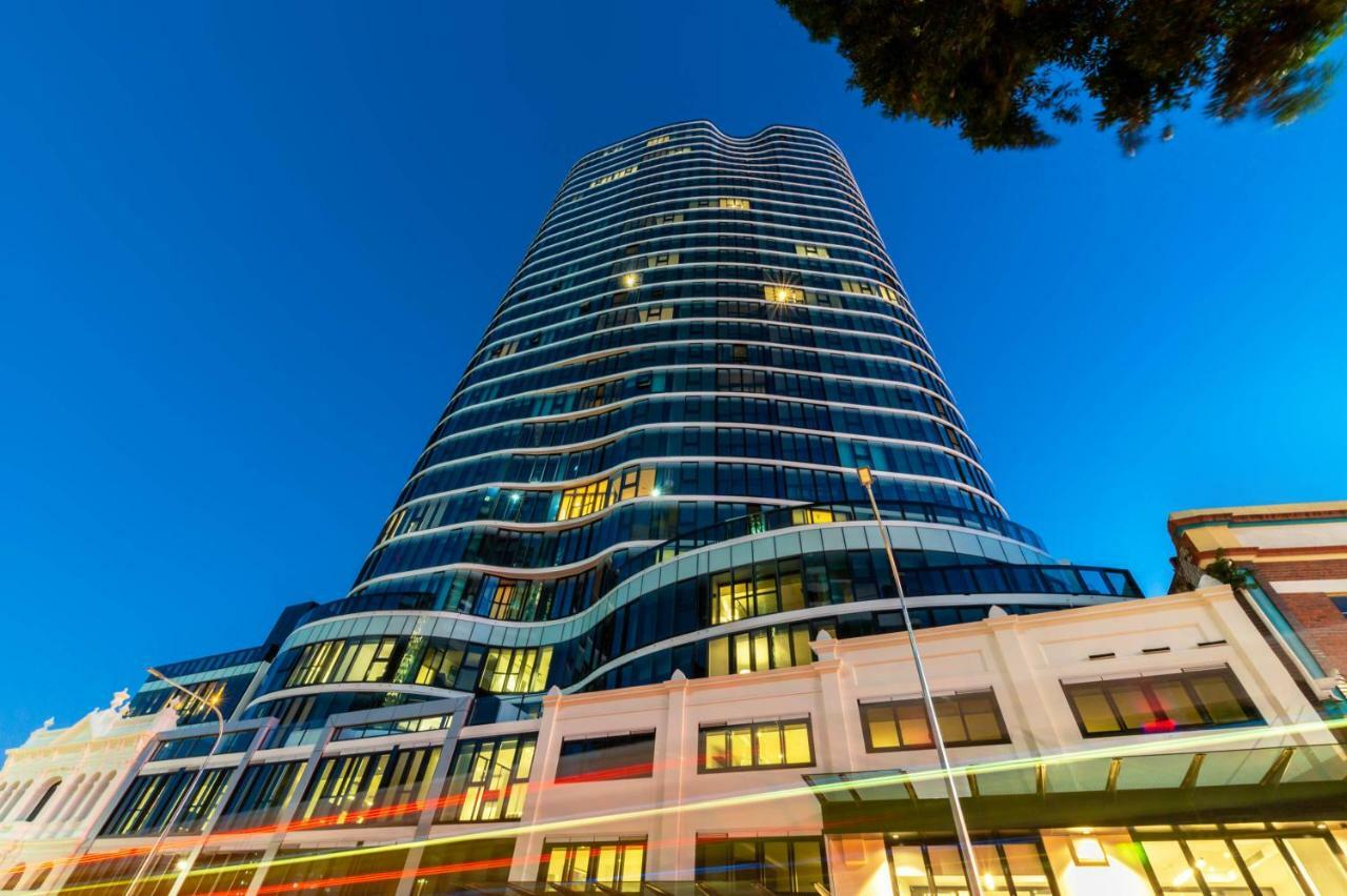 Fv By Peppers Aparthotel Brisbane Eksteriør bilde The building at night